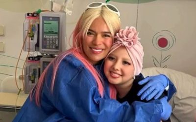 Karol G visita a niña venezolana con leucemia en hospital de Madrid